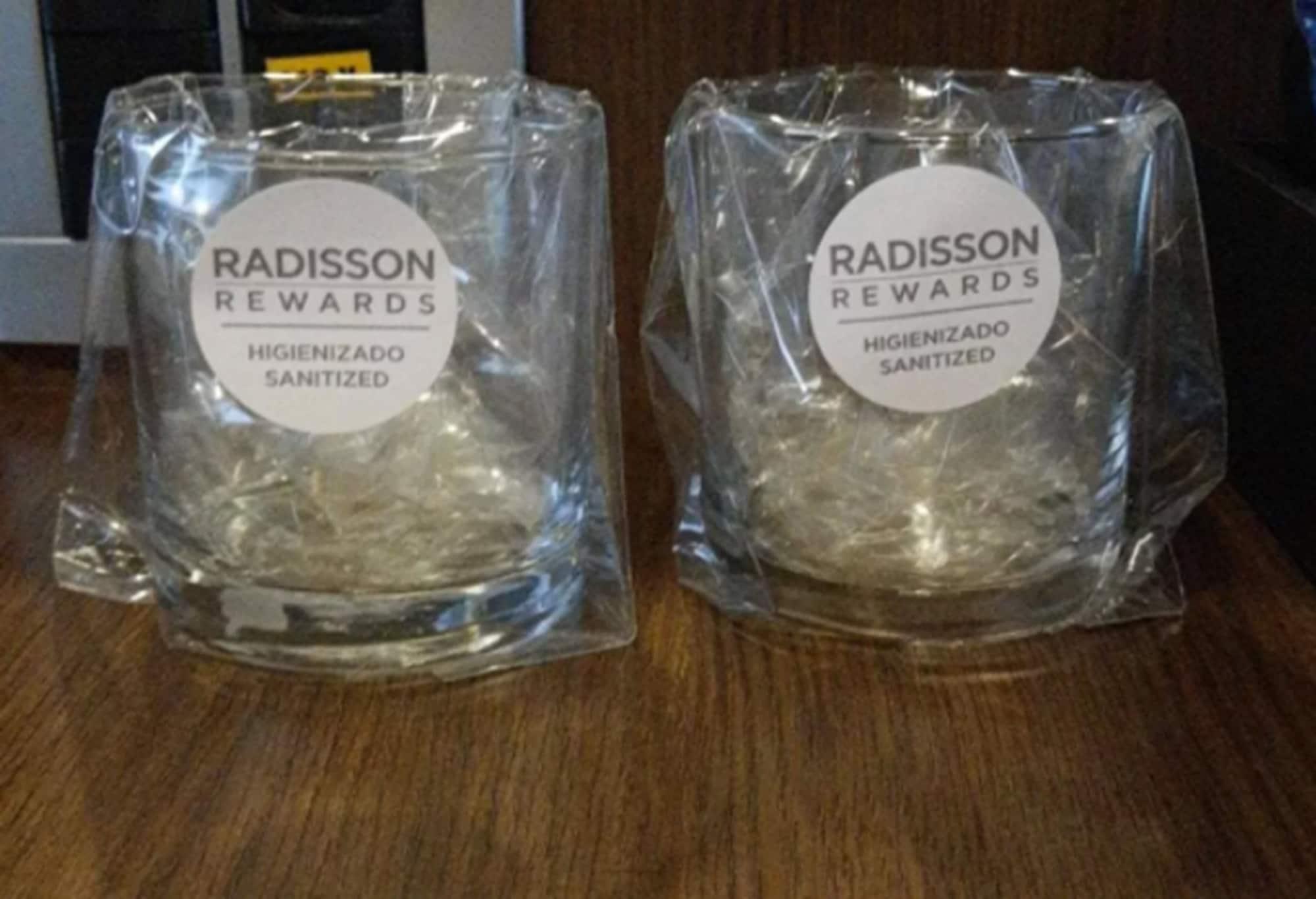 阿尔法城丽笙酒店 巴路里 外观 照片 Sanitized glasses at a hotel