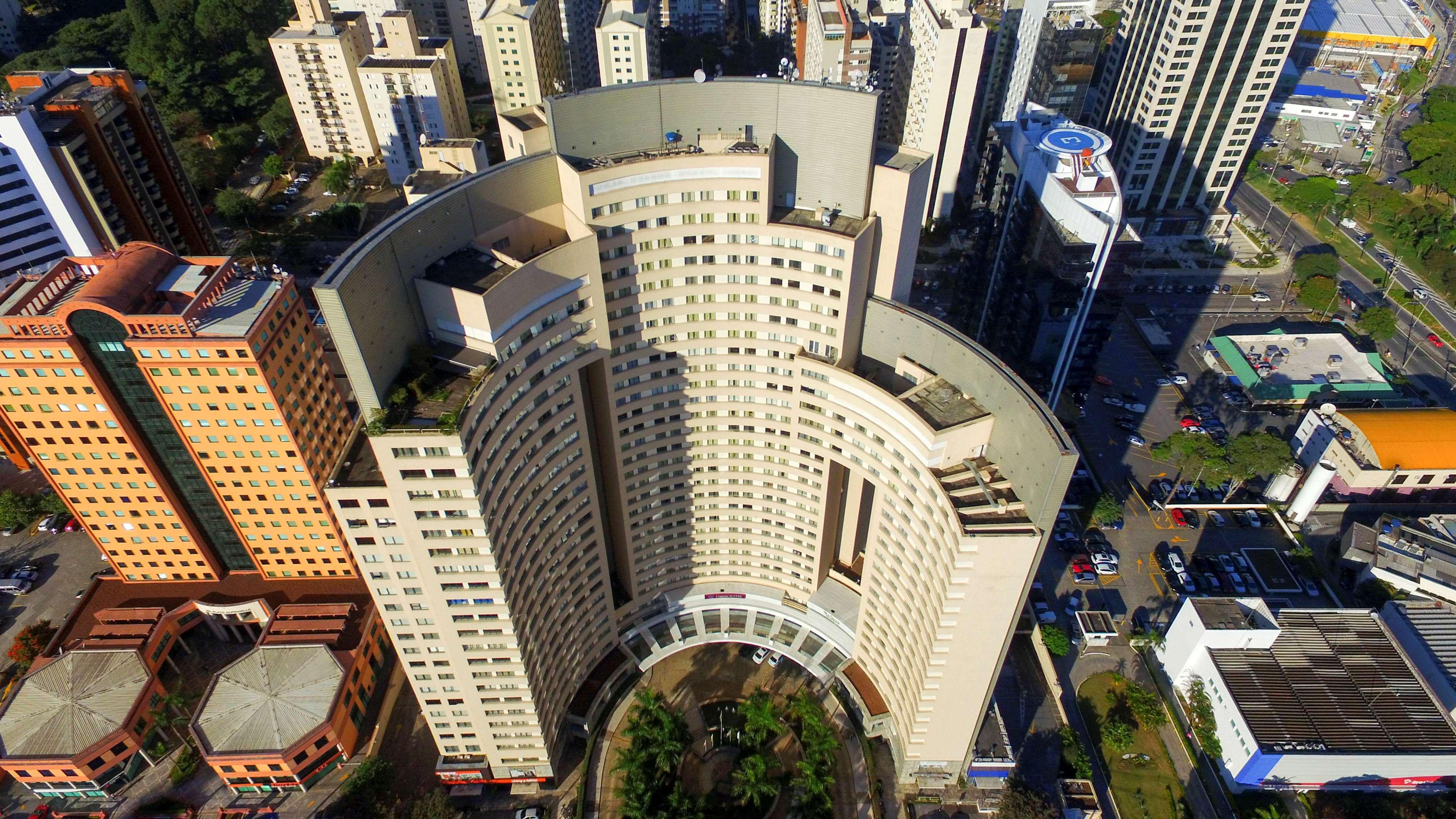 阿尔法城丽笙酒店 巴路里 外观 照片 Aerial view of the hotel
