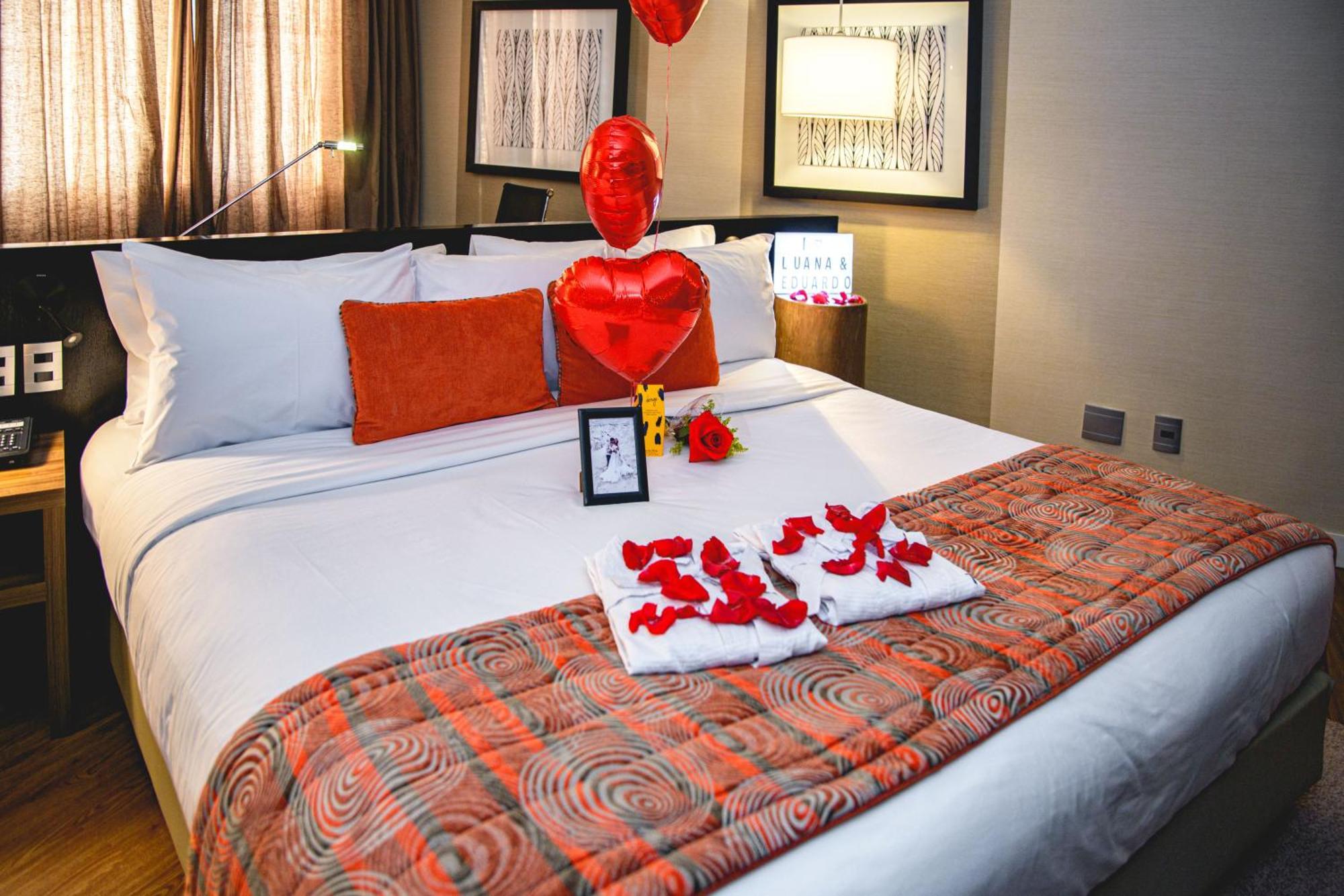 阿尔法城丽笙酒店 巴路里 外观 照片 A bedroom decorated for Valentine's Day