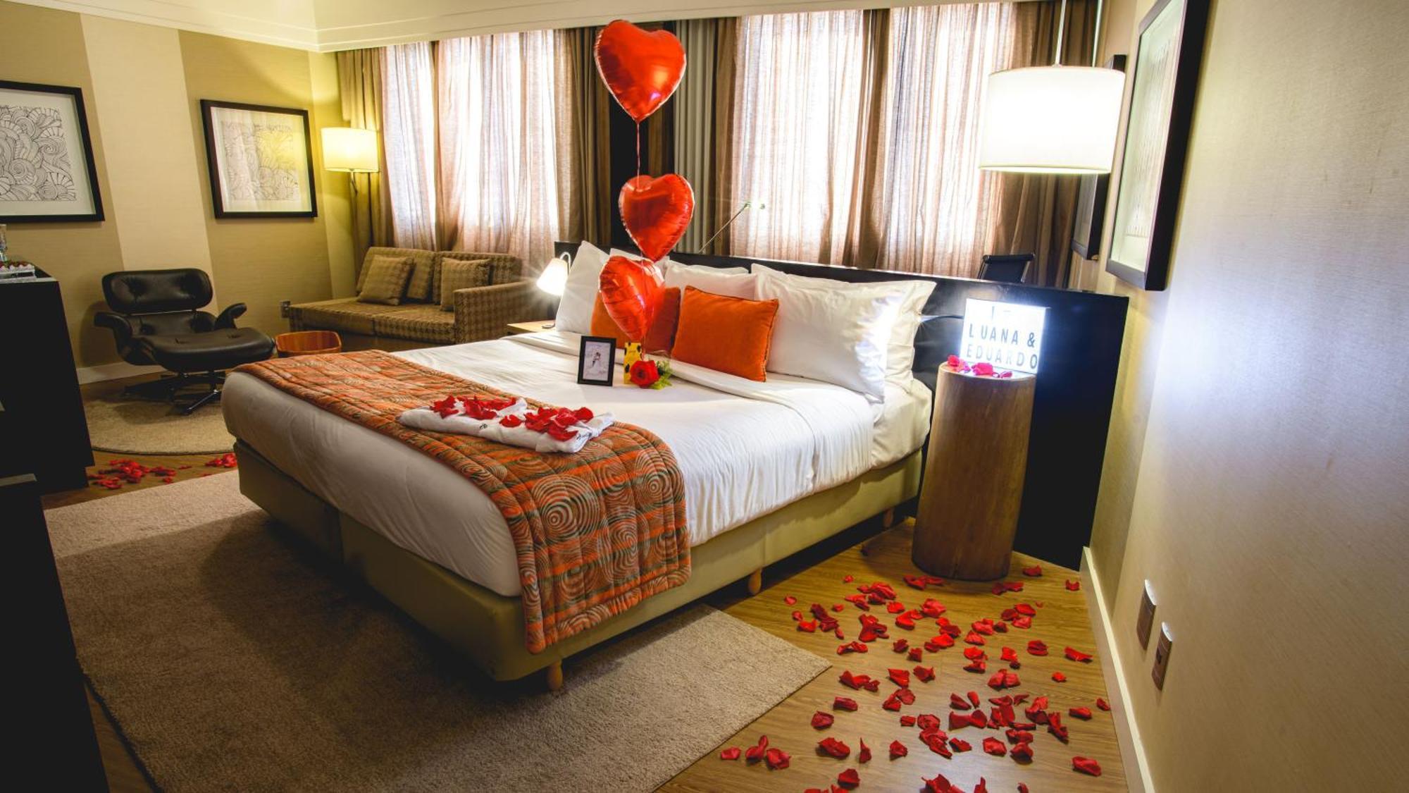 阿尔法城丽笙酒店 巴路里 外观 照片 A bedroom decorated for Valentine's Day
