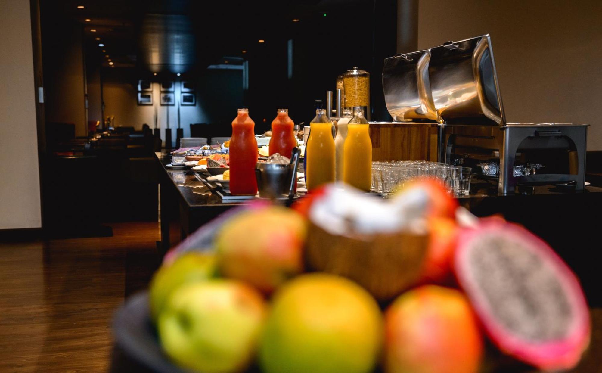 阿尔法城丽笙酒店 巴路里 外观 照片 A buffet at a hotel