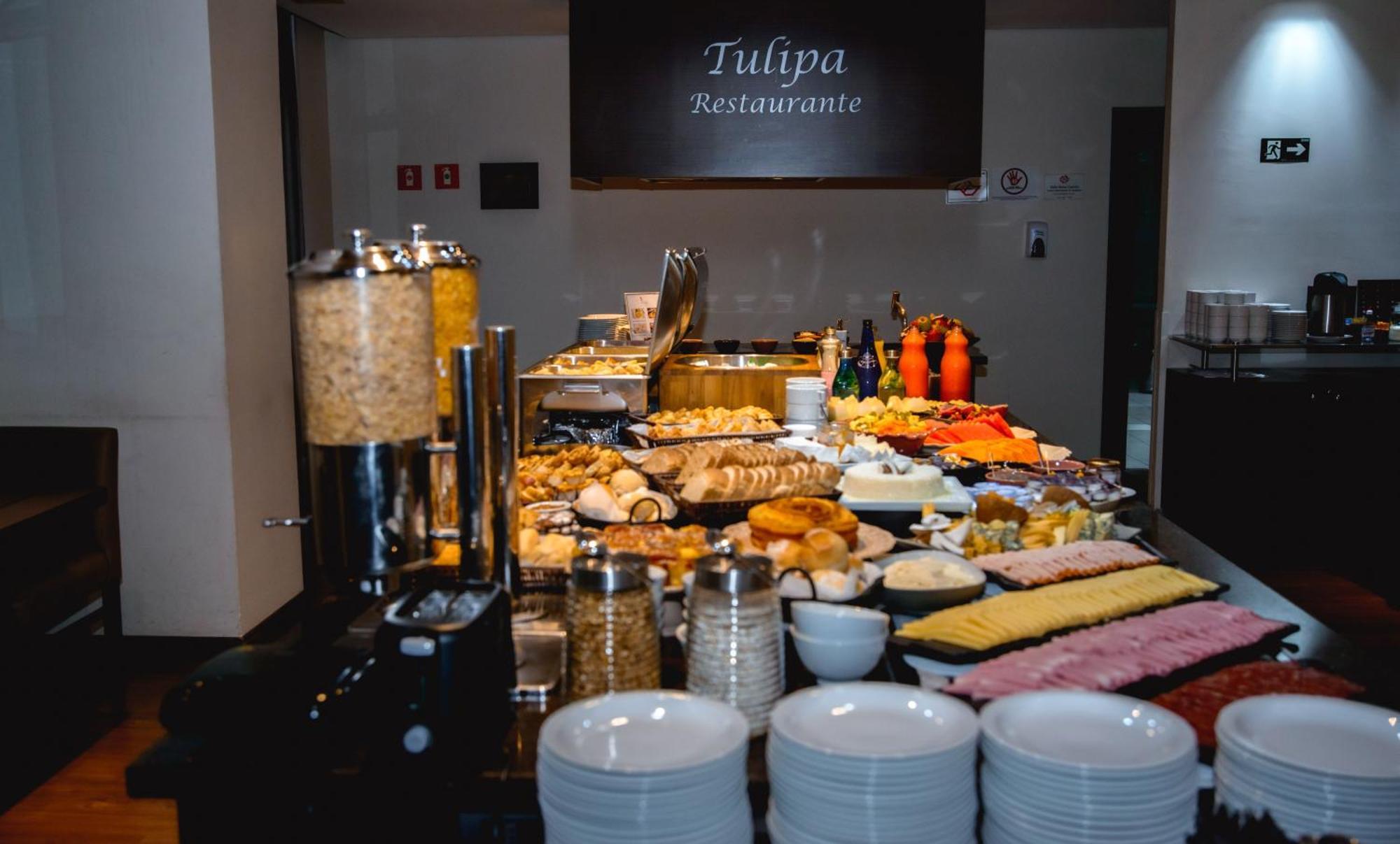 阿尔法城丽笙酒店 巴路里 外观 照片 A buffet at a restaurant