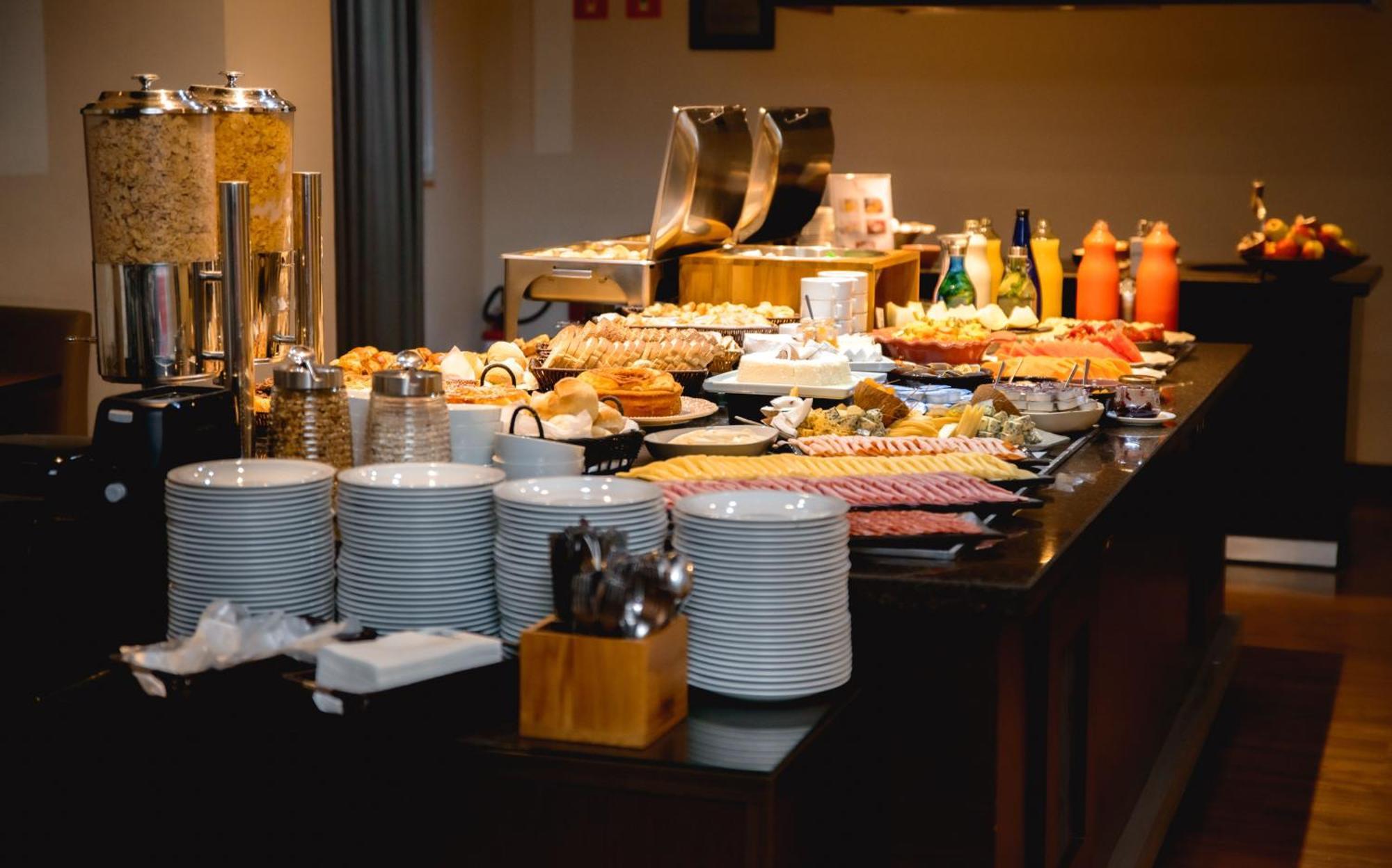阿尔法城丽笙酒店 巴路里 外观 照片 A buffet at a hotel