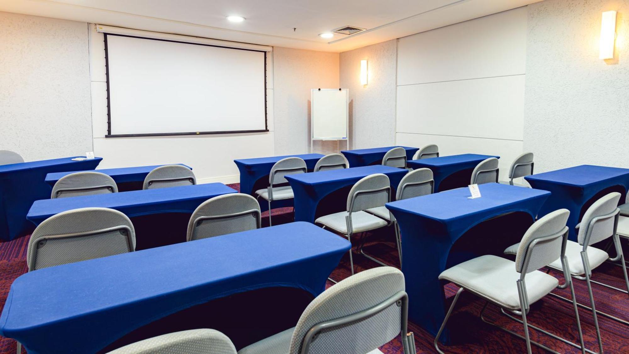 阿尔法城丽笙酒店 巴路里 外观 照片 A typical classroom
