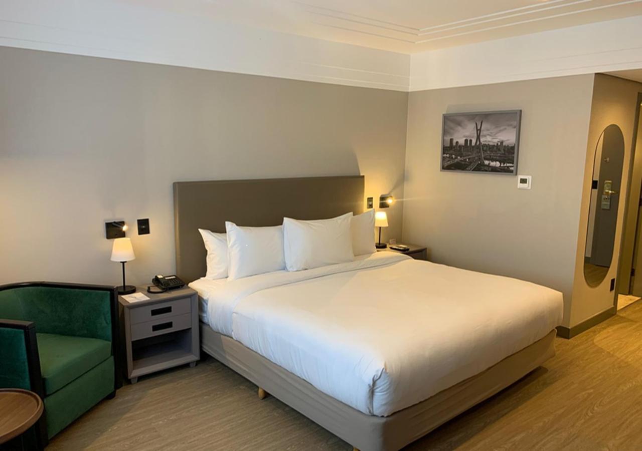 阿尔法城丽笙酒店 巴路里 外观 照片 A room at the hotel