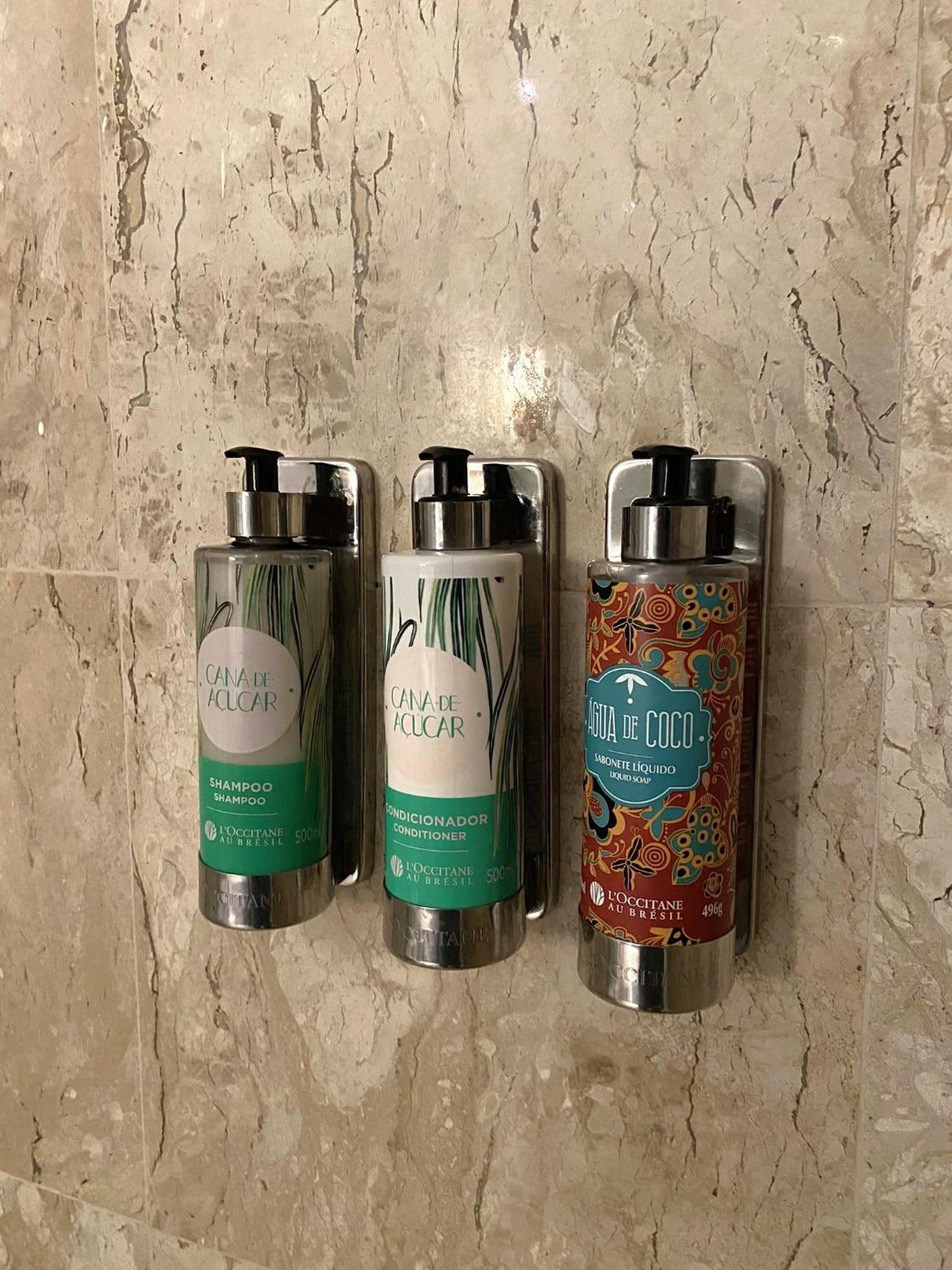 阿尔法城丽笙酒店 巴路里 外观 照片 A selection of shower gel, shampoo and conditioner