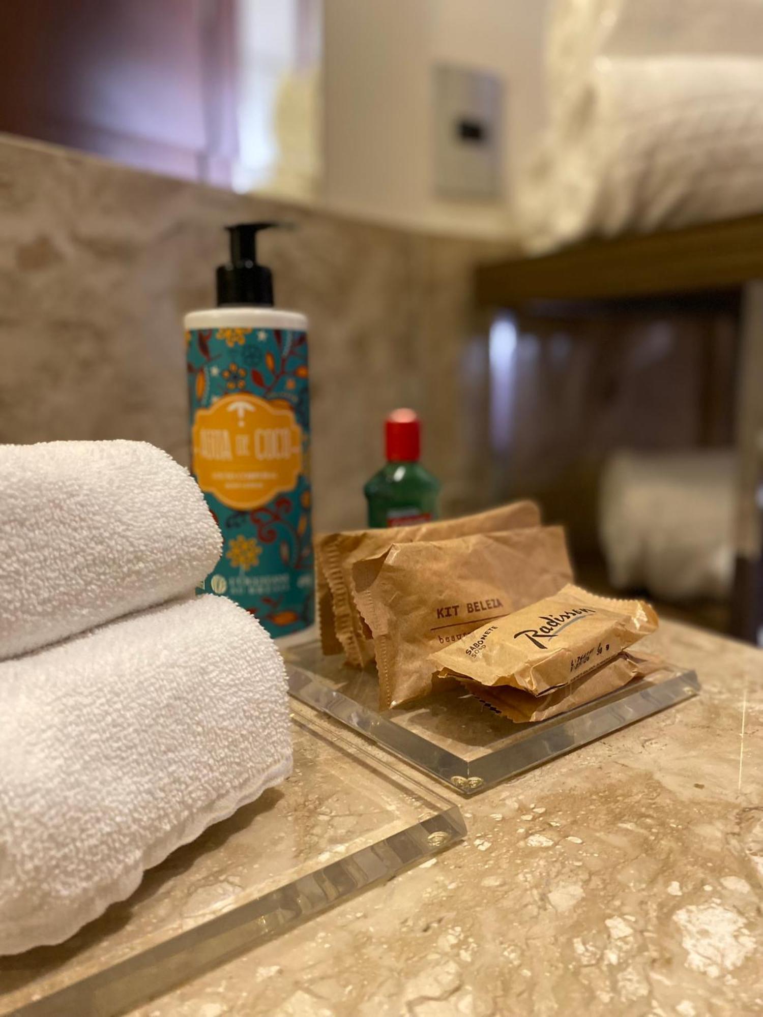 阿尔法城丽笙酒店 巴路里 外观 照片 Soap and shampoo in a hotel bathroom