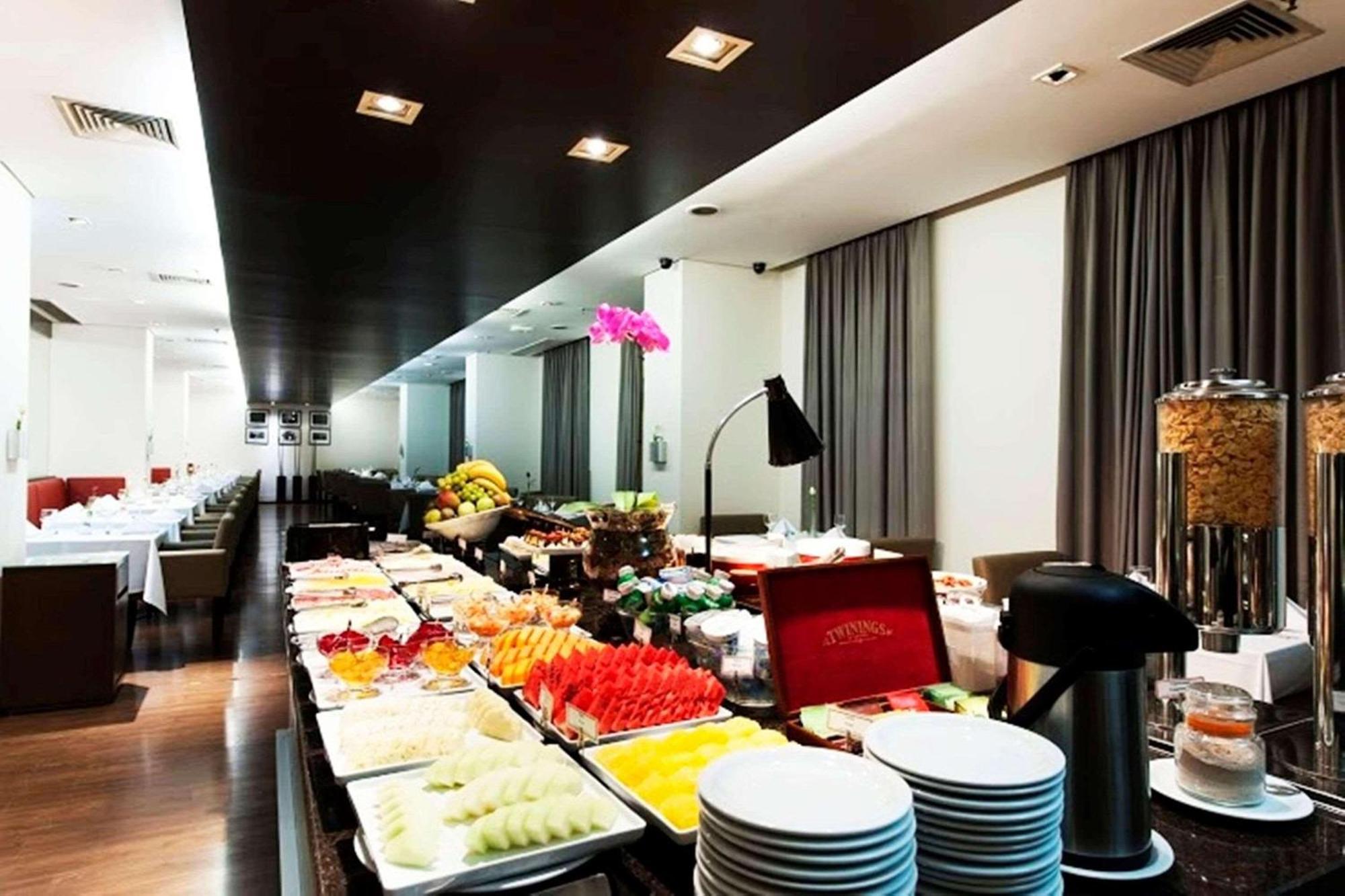 阿尔法城丽笙酒店 巴路里 外观 照片 A buffet at a hotel